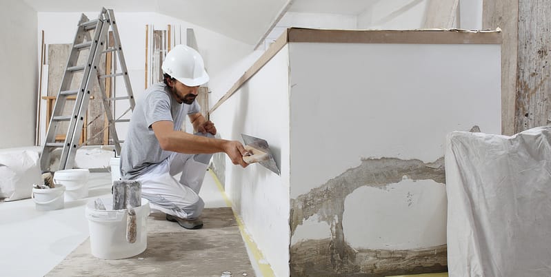 Sausklaar stucwerk: Strakke en egale afwerking voor een naadloze schilderklaar oppervlak. Stukadoor.